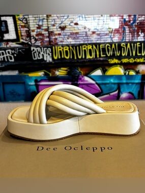 Dee Ocleppo Cream Padded Criss~Cross Strap Platform Slide ~ sz 6.5 NWT